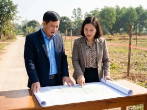 Người dân trao đổi về ranh giới đất ngoài hiện trường, có bản đồ và mốc giới